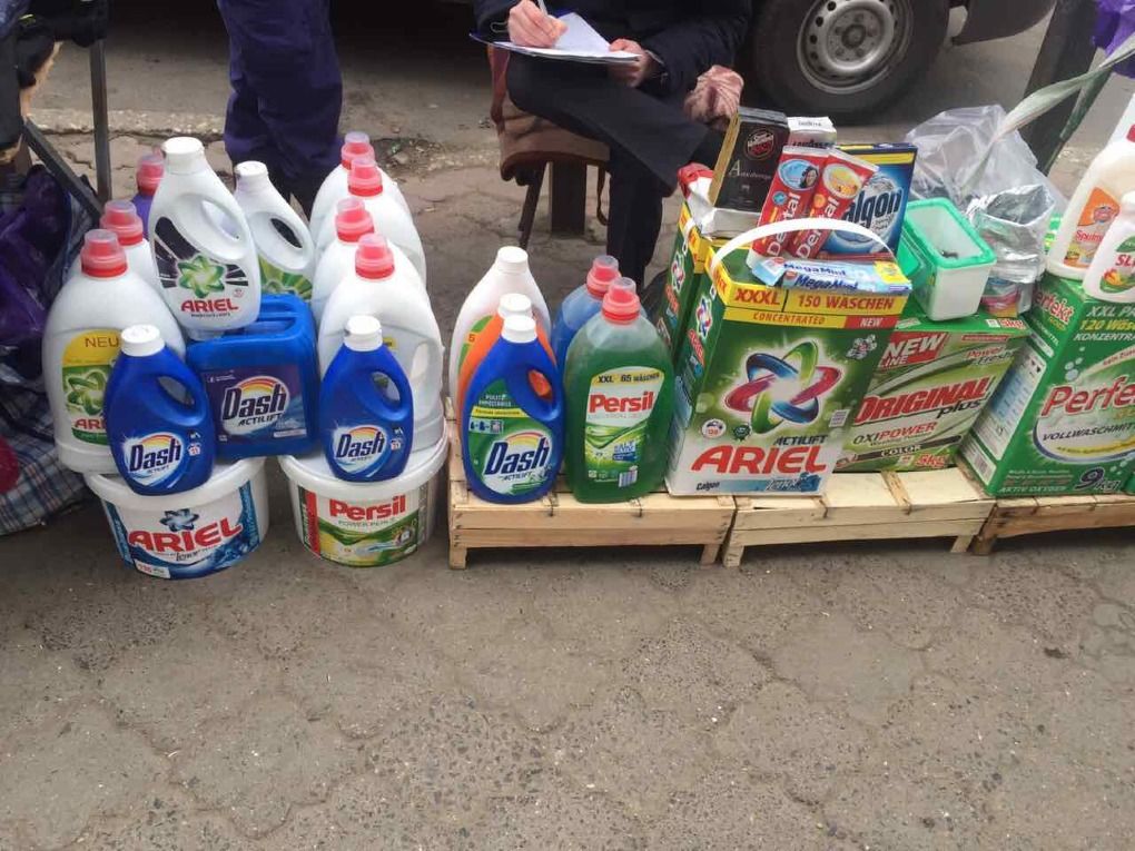 Detergenţi comercializați ilegal în valoare de peste șapte mii de lei, ridicați de poliție. 