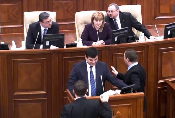 Председатель парламента Игорь Корман отреагировал довольно иронично на это предложение.