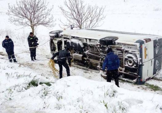Microrbuz răsturnat în nordul țării: 18 copii, salvați de polițiști Foto: politia.md