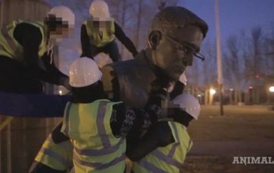 Власти удерживают бюст в качестве улики.