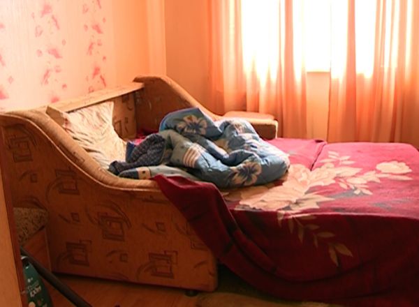Cadavrul barbatului a fost gasit de catre vecinii acestuia, in apartamentul pe care il inchiria pe strada Academiei din cartierul Telecentru al capitalei.