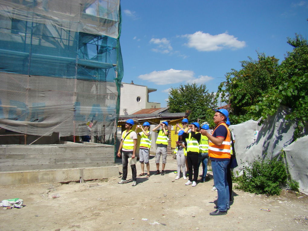 Construcţie cu scandal! Locatarii se plâng că le sunt puse în pericol locuințele. Foto simbol: cugetliber.ro