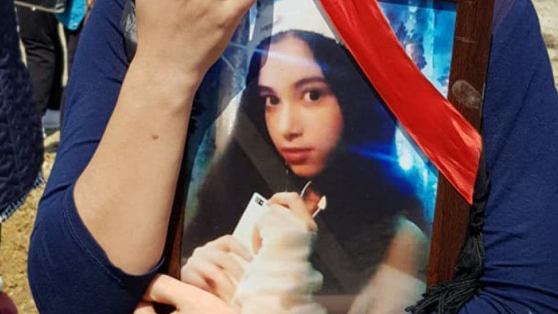 В апреле Азербайджан шокировало самоубийство 14-летней Элины Гаджиевой.