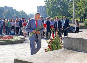 Депутаты, муниципальные советники и активисты Партии социалистов возложили сегодня цветы.