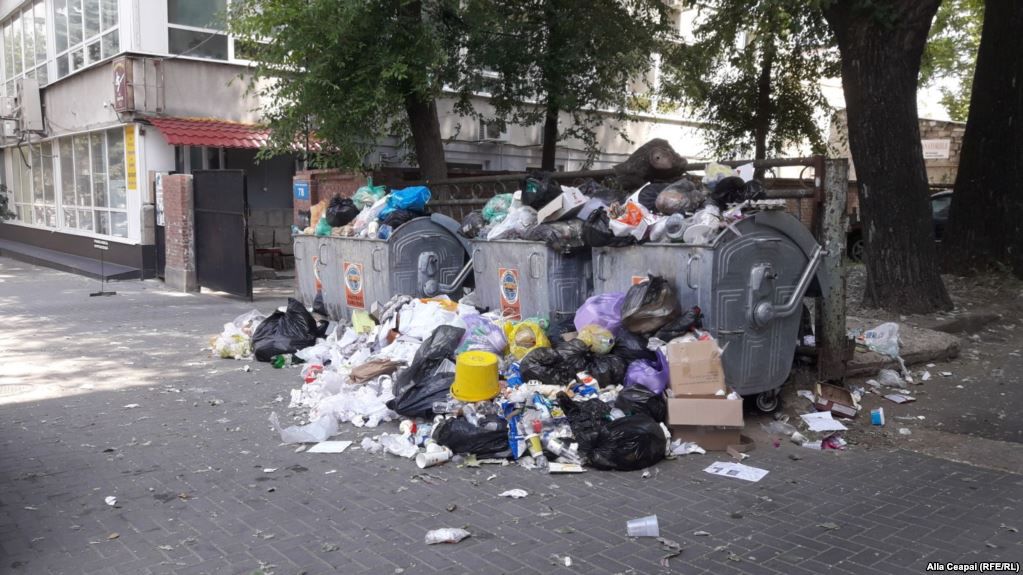 Gunoiul adunat în zilele crizei de la Chișinău. 
