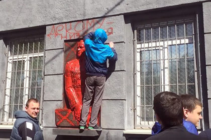 В Одессе активисты облили краской памятную доску в честь советского военачальника Георгия Жукова.