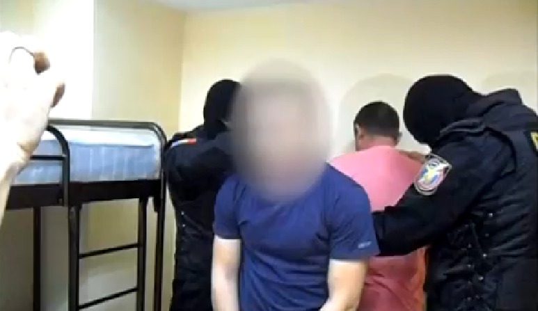 Задержание одного из подозреваемых состоялось вечером 31 августа, у банкомата коммерческого банка в столичном районе Ботаника.