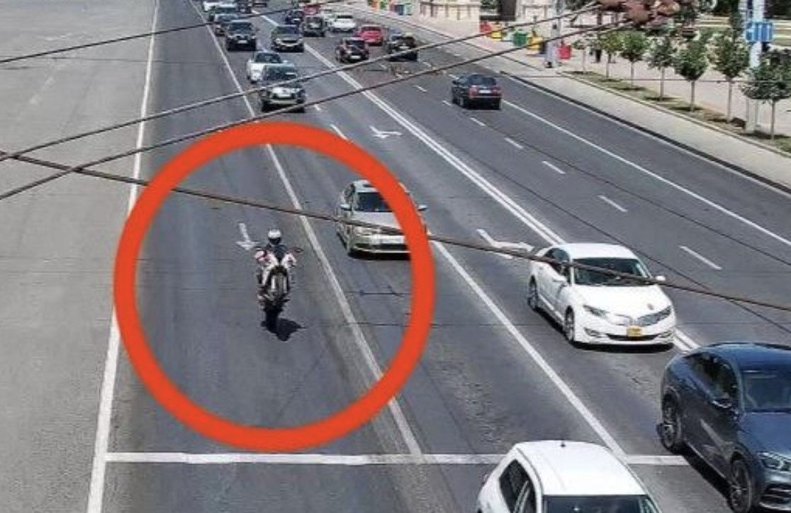 В столице мотоциклиста привлекли к ответственности за агрессивное вождение.