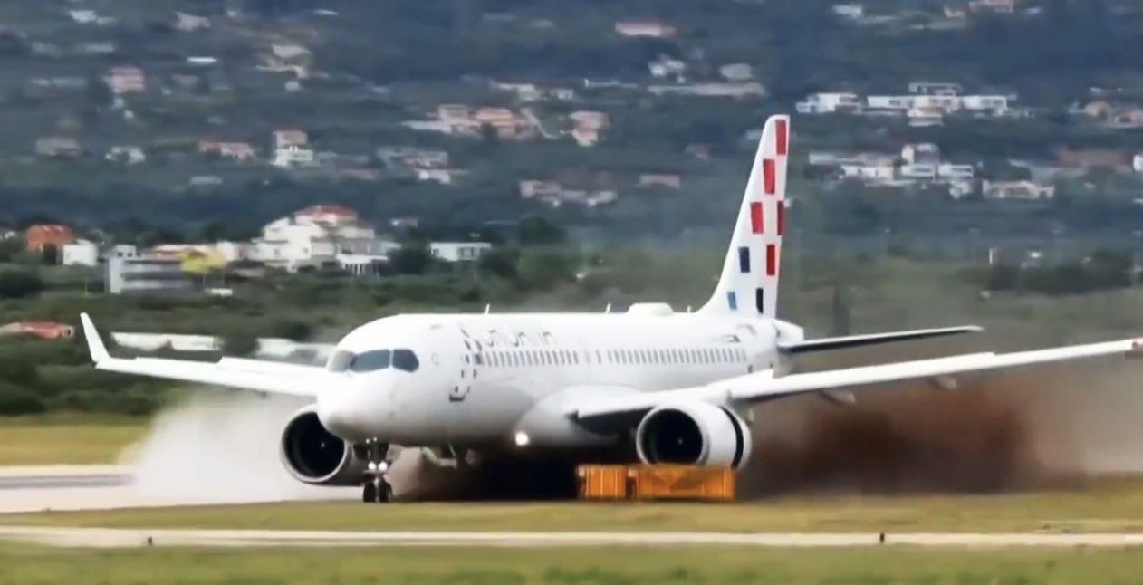 Un avion de pasageri, luat de vânt la decolare în Croația.