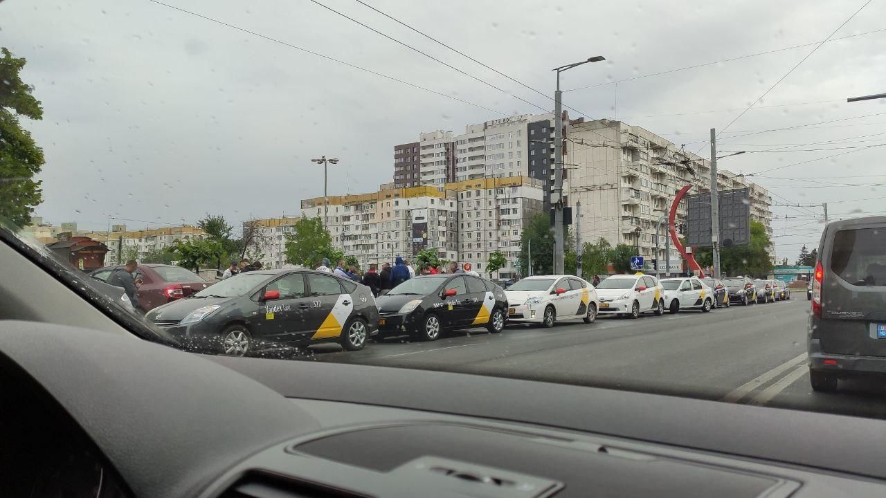 Сотрудники службы такси приехали на место аварии, произошедшей в столице.
