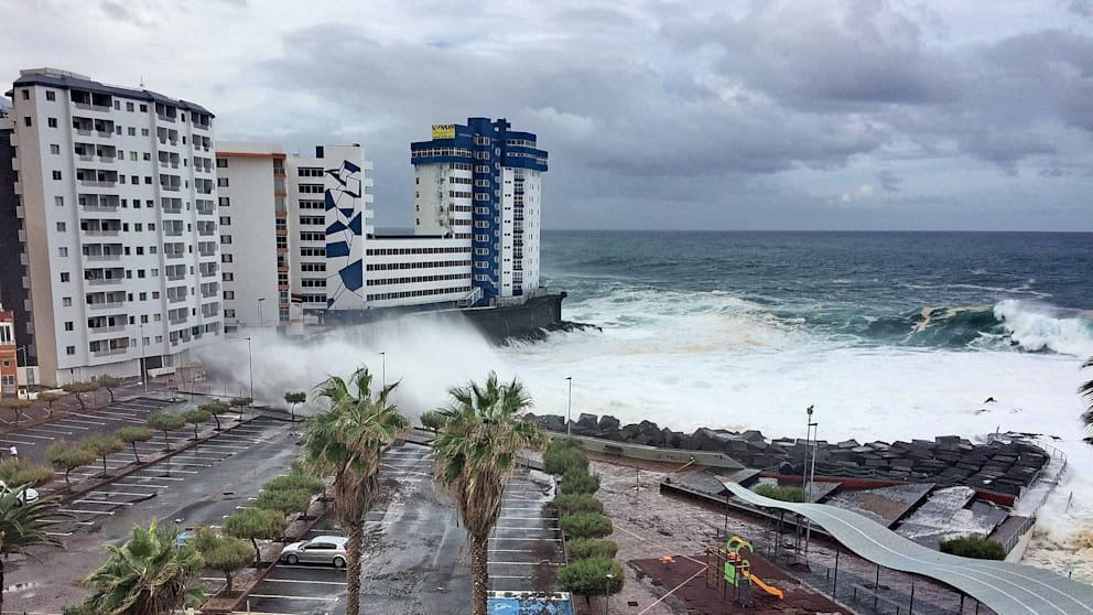 Un val gigantic a curmat viața a trei turiști în Tenerife.
