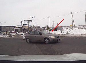 Момент проезда на красный сигнал светофора попал на видео.