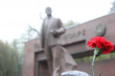 Коммунисты и их сторонники возложили цветы к памятнику лидеру большевиков Владимиру Ленину по случаю 145-летия его рождения.