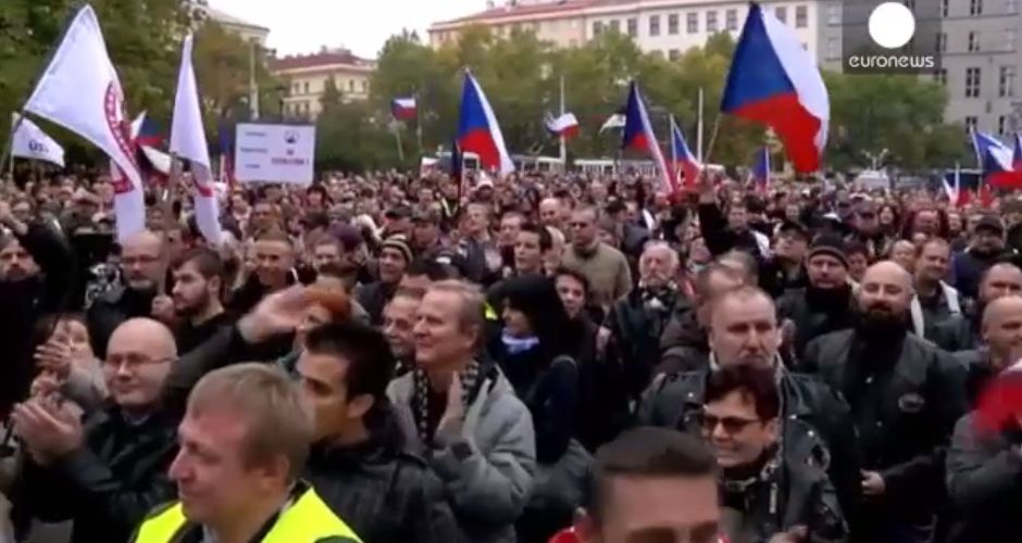 Несколько тысяч человек, недовольных исламизацией Европы и притоком нелегальных мигрантов.