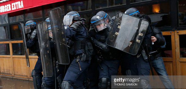 În capitala franceză, zece ''indivizi cu cagule'' veniți ''pentru a se amesteca în rândul manifestanților'' au fost arestați de poliție.  Foto: gettyimages.com