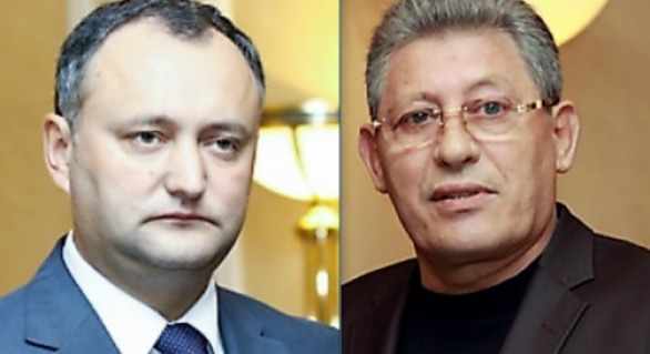Candidatul Partidului Liberal Mihai Ghimpu îi arată socialistului Igor Dodon cum arată jandarmul român.