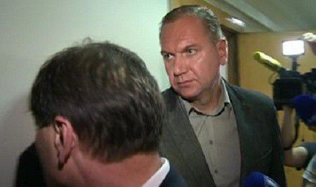 Вчера судьи так и не вынесли вердикт, сославшись на то, что их рабочий день закончился.