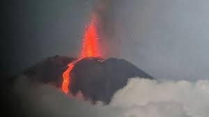 Vulcanul Kliucevskaia Sopka din Kamceatka aruncă bombe vulcanice deasupra craterului.