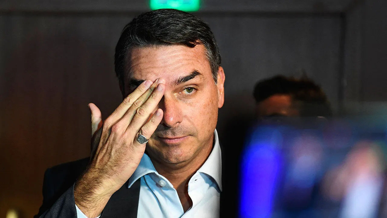 Fiul lui Bolsonaro, acuzat că a realizat un film despre tatăl său cu bani proveniți de la un escroc.