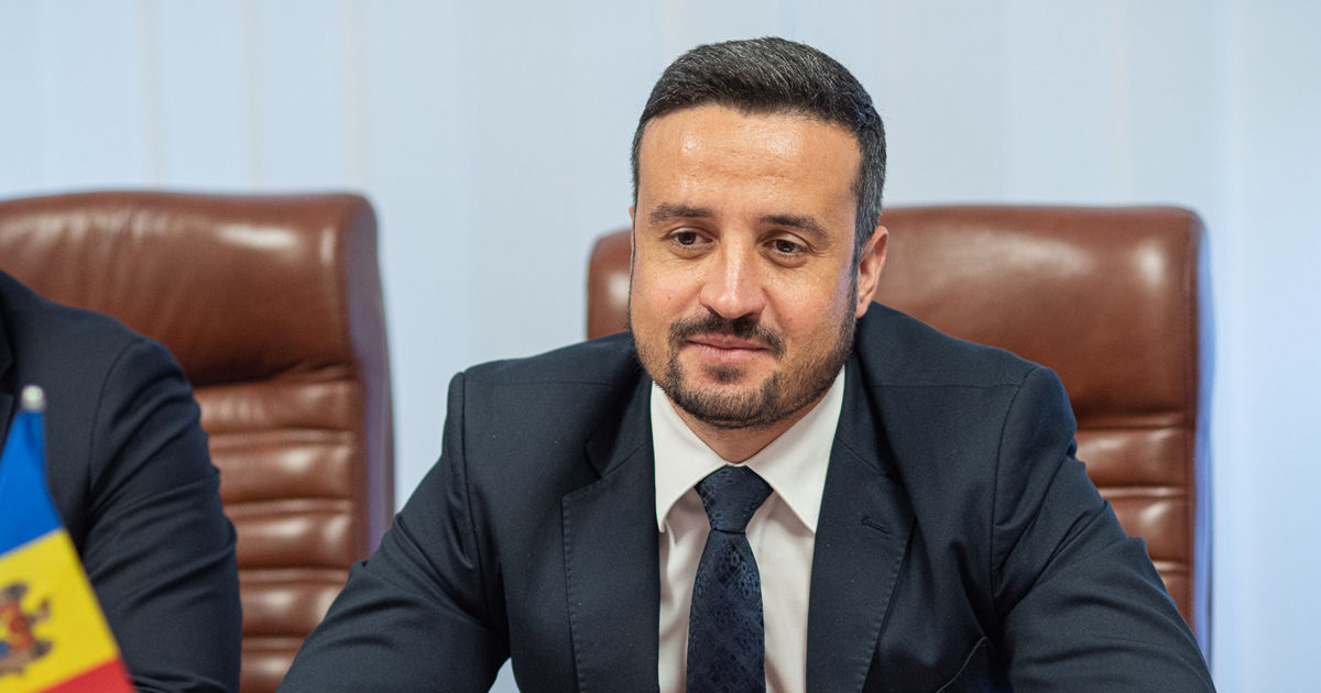 Доходы семьи госсекретаря от соцвыплат и подарков оказались выше его зарплаты.