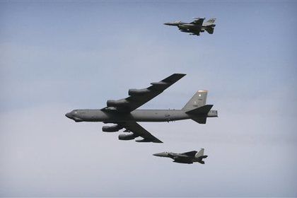 Бомбардировщик B-52 ВВС США (в центре). Фото: Ahn Young-joon / AP