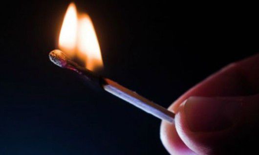 Un băiat de 5 ani şi sora acestuia de 3 ani au fost lăsaţi fără grijă. Jucându-se cu chibriturile cei mici au aprins casa.