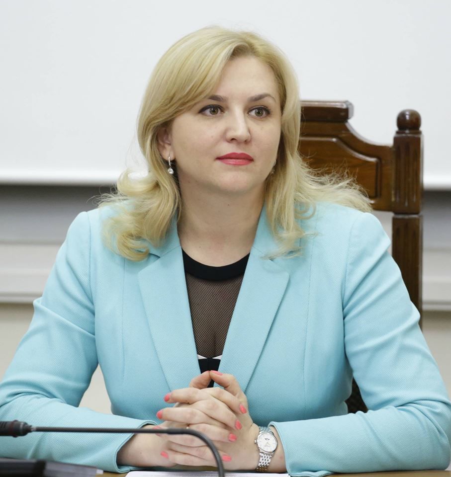 Руксанда Главан сообщила, что когда была в министерстве понимала, что что-то не так. Фото: facebook.com/Ruxanda Glavan.