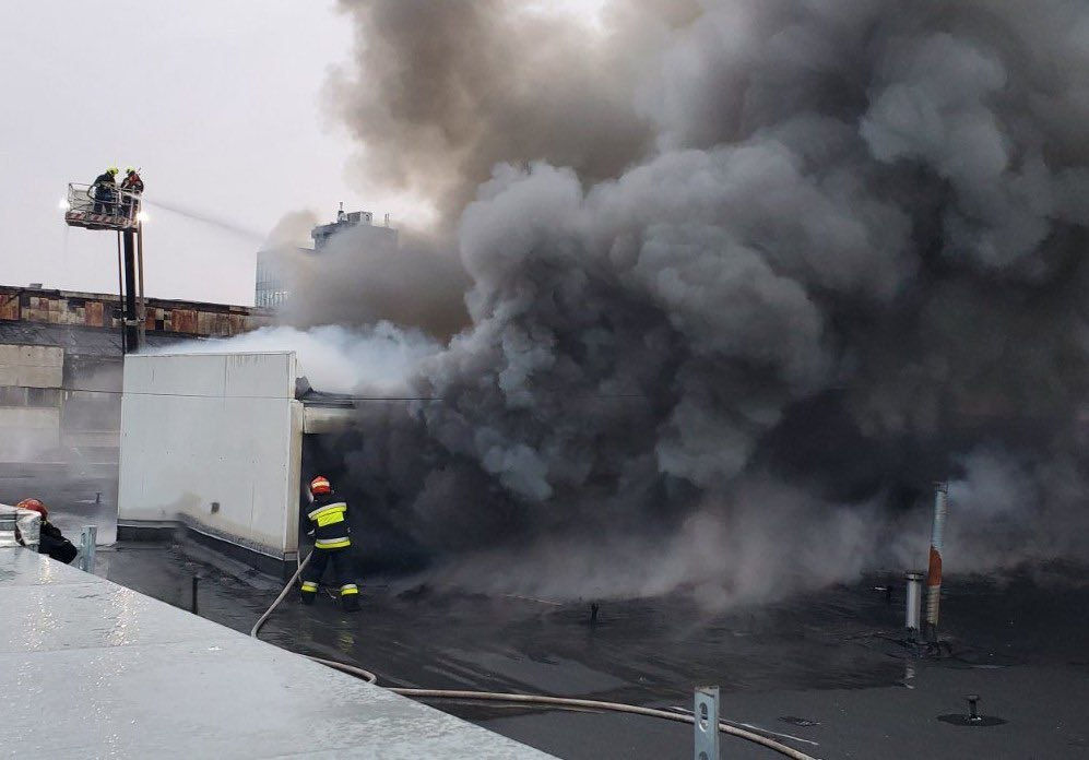 Incendiul de proporții la depozitul de pe strada Mihai Viteazul încă nu a fost lichidat complet.