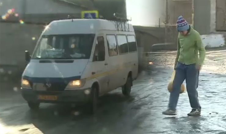 Улица Кавказкая в Дурлештах за ночь превратилась в каток. 