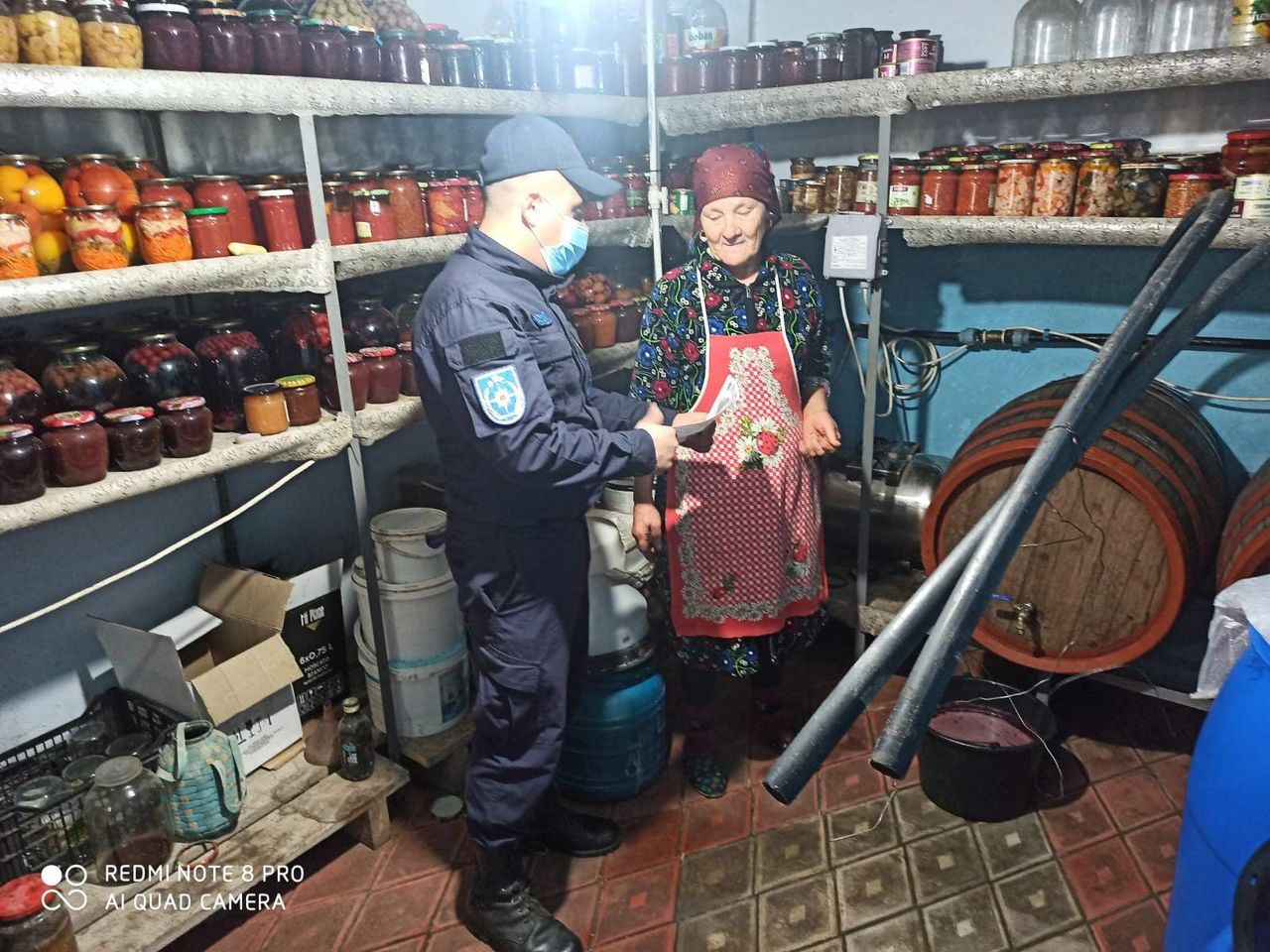 ГИЧС предупреждает граждан об опасности процесса брожения вина.