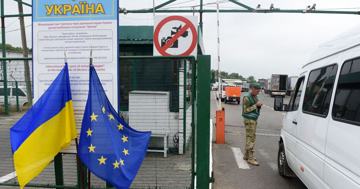 Правительство Украины разрешило выезд за границу мужчинам в возрасте до 22 лет.