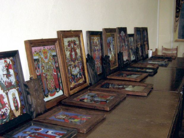 O expoziţie de icoane pe sticlă este deschisă pentru prima dată la Muzeul Naţional de Artă din Chişinău.