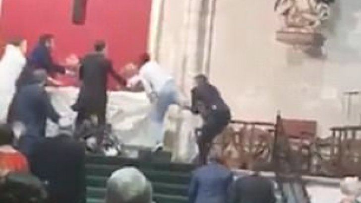 Un marocan în vârstă de 22 de ani a fost arestat în orașul spaniol Valladolid după ce a întrerupt o nuntă la o biserică. 