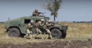Военные утверждают, что такая практика приближает ВСУ к стандартам НАТО, в который стране предстоит вступить. 