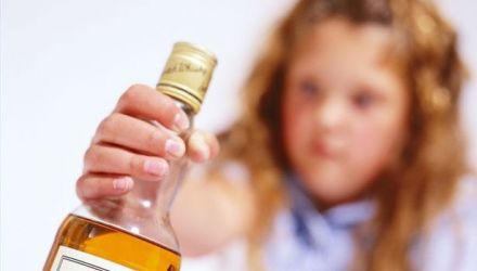 Un adolescent de 13 ani din Chișinău a fost transportat de urgență la spital cu intoxicație alcoolică acută, notează Actualități.md.