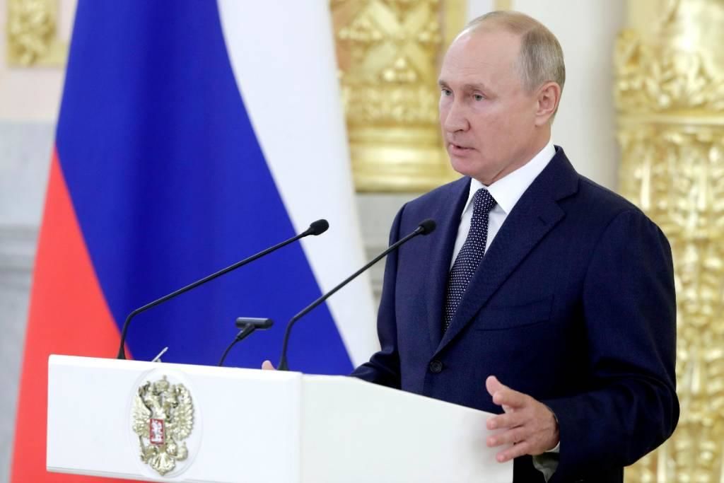 Путин анонсировал регистрацию второй российской вакцины от CoViD-19.