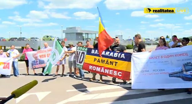 В аэропорту Рогозина встретил "Клуб студентов- либералов".