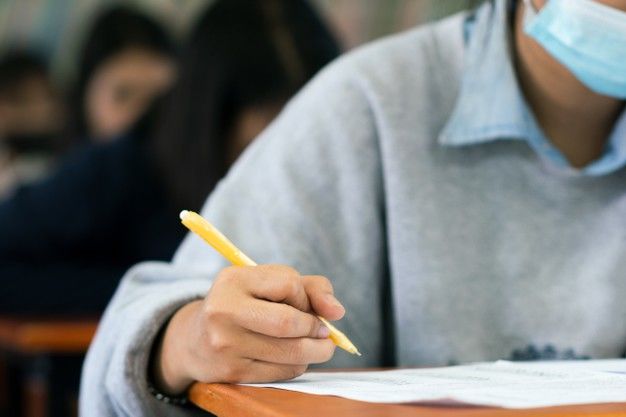 Выпускники гимназий сдали первый экзамен сессии 2021 года.