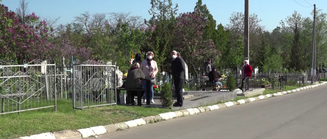 Бельчане пришедшие на кладбище соблюдали все противоэпидемиологические нормы.