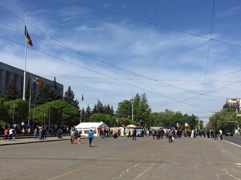 Dezorientați și dezamăgiți, manifestanții părăsesc Piața Marii Adunări Naționale.