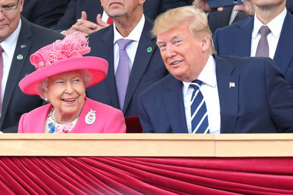 Елизавета II пожаловалась на испортившего ее газон Трампа.