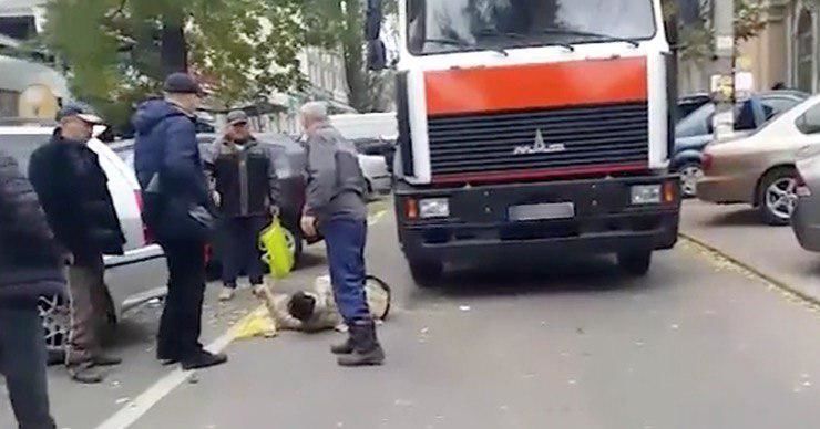 Мусоровоз сбил пешехода в столице.