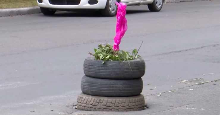 На одной из столичных улиц яму на дороге закрыли шинами.