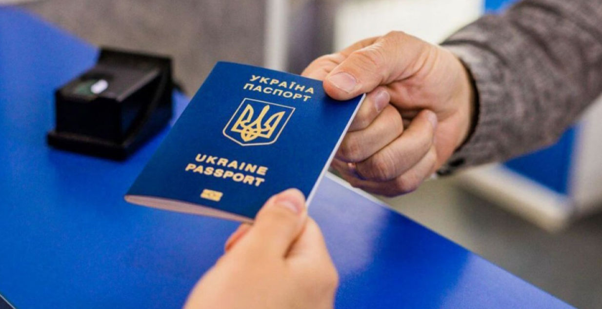 Украина прекращает выдачу паспортов мужчинам 18-60 лет за границей.