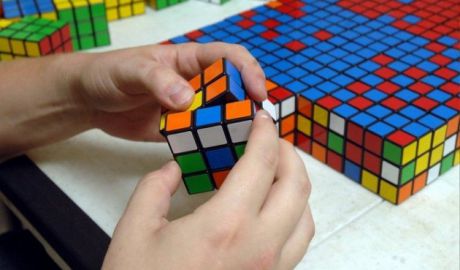 Evenimentul a avut loc în cadrul ultimei runde finale a competiţiei de Cub Rubik. Foto: familist.ro