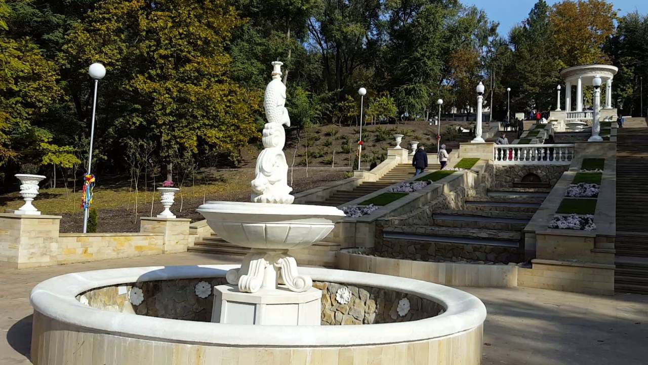 Havuzul Scării Cascadelor nu poate fi pornit. O semnătură ține robinetul închis. Foto: youtube.com