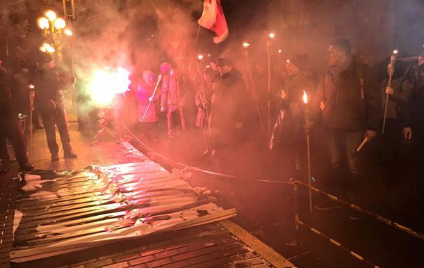 Активисты прошли от Майдана Независимости к МВД и ГПУ.