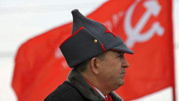 В России предложили сажать на пять лет за серп и молот на одежде.