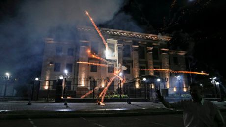 Un grup de circa 20 de persoane a atacat în noaptea de vineri spre sâmbătă ambasada Federației Ruse la Kiev. Foto: ria.ru