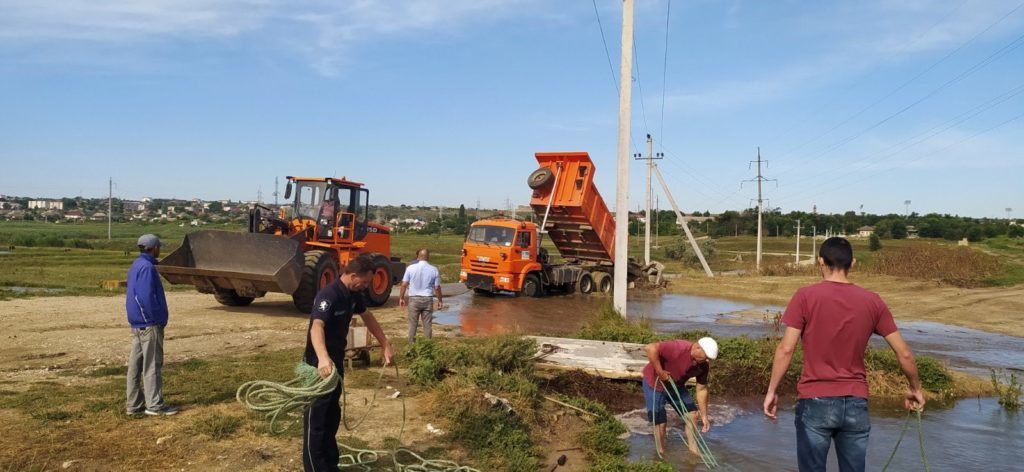 Из-за прорванной дамбы в Чимишлийском районе комратское водохранилище переполняется.